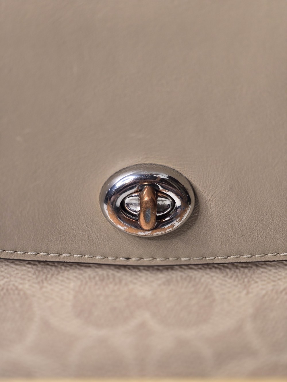 Coach Cassie Crossbody 19 (only crossbody strap). is a stylish and versatile
